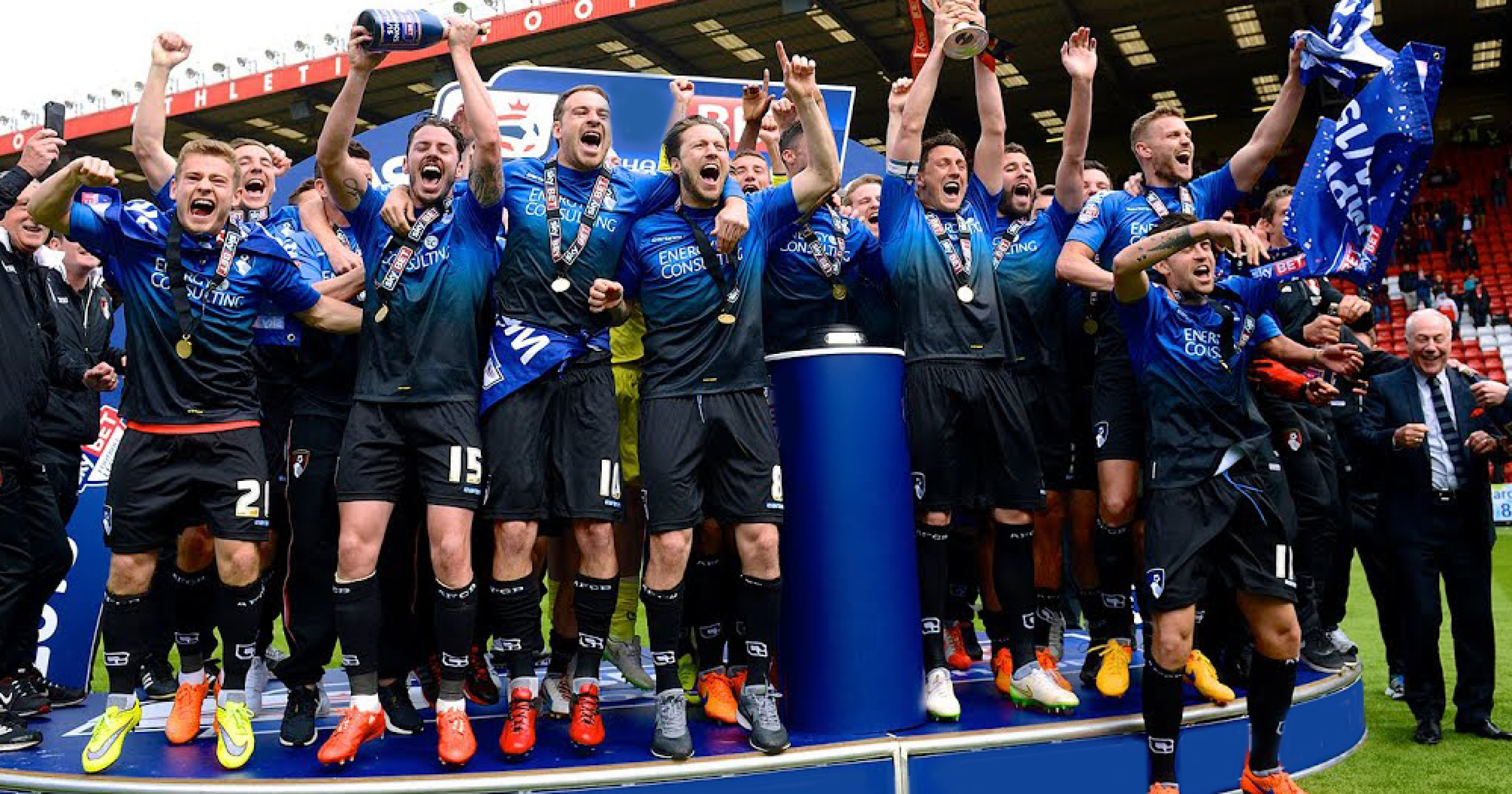 AFC Bournemouth trong thời kỳ khó khăn tài chính, hình ảnh sân Dean Court cũ kỹ và người hâm mộ quyên góp hỗ trợ đội bóng