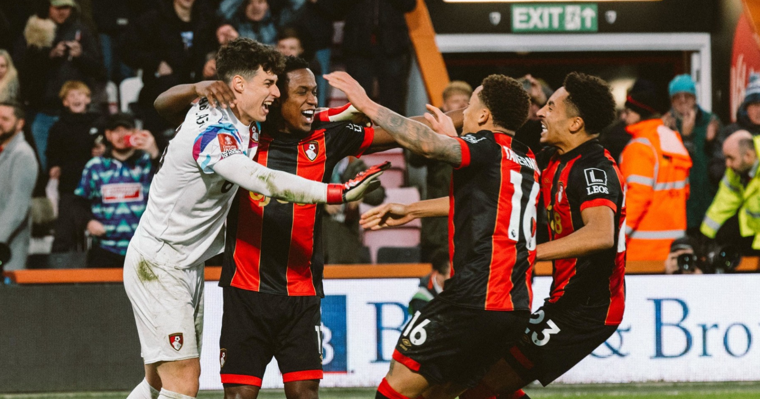 AFC Bournemouth thi đấu tại Premier League, hình ảnh ăn mừng bàn thắng tại sân Vitality trước khán giả nhà