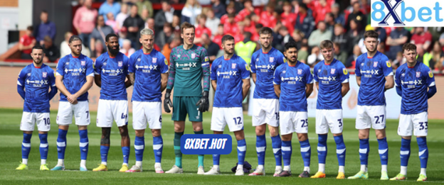 Người hâm mộ Ipswich Town FC ăn mừng trên khán đài, thể hiện sự hào hứng với các ưu đãi từ 8xbet
