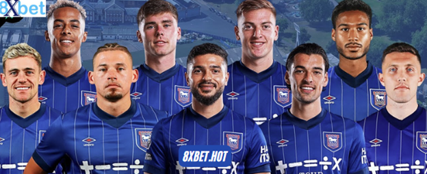 Cầu thủ Ipswich Town FC trong trận đấu, biểu tượng cho tinh thần vượt khó và sự phục hồi mạnh mẽ